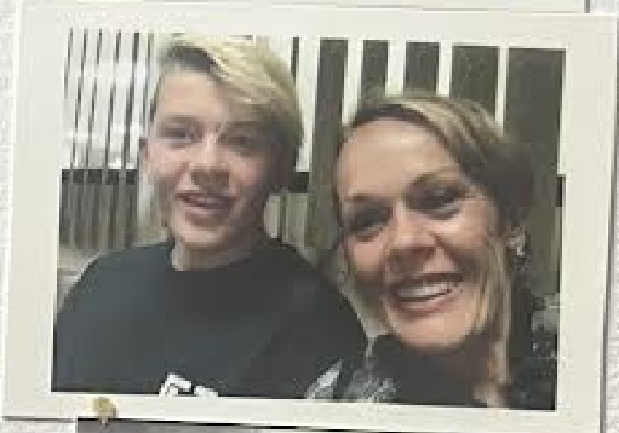 Peritoneal mesothelioma survivor Raeleen Minchuk Prokopetz with her son